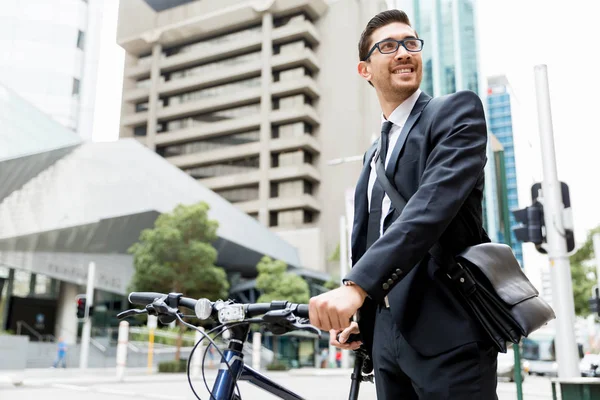 Homens de negócios jovens com uma bicicleta — Fotografia de Stock