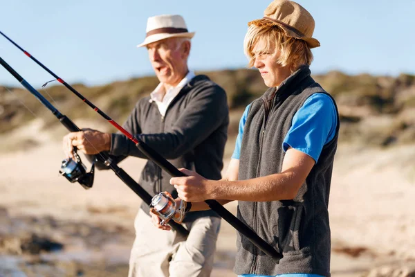 Yaşlı adam torunuyla balık tutuyor.