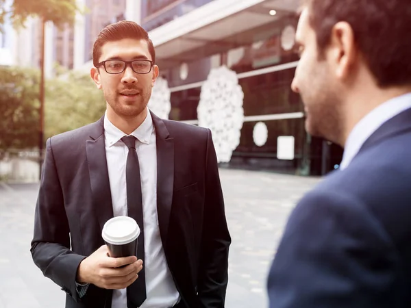 Two businessmen talking outdoors — Stock Photo, Image