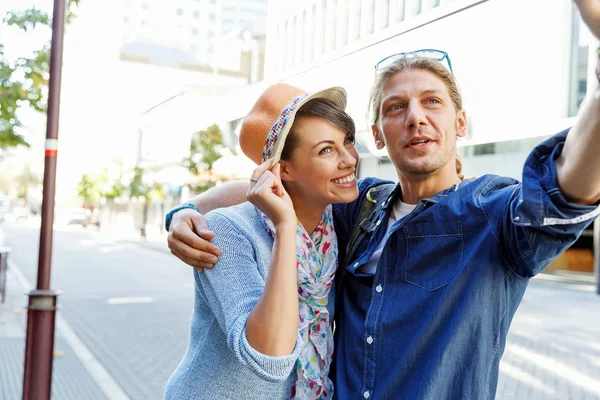 Sonriente pareja con la cámara — Foto de Stock