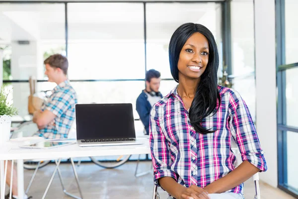 Porträtt av leende afro-american kontorsarbetare sitter i offfice — Stockfoto