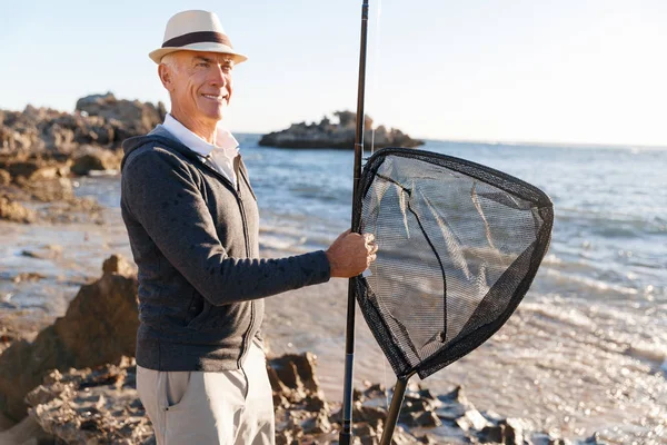 Senior férfi halászat tengeri oldala — Stock Fotó