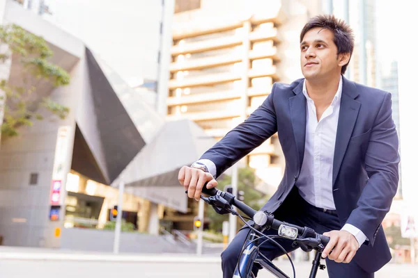 Başarılı bir iş adamı binicilik bisiklet