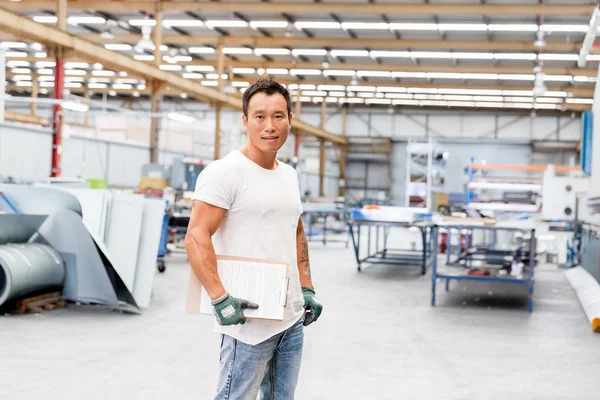 Trabajador asiático en planta de producción en planta de fábrica — Foto de Stock