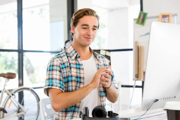 Genç adam ofiste çalışıyor.