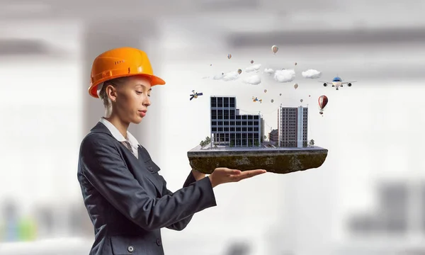 Mulher apresentando projeto de construção. Meios mistos — Fotografia de Stock