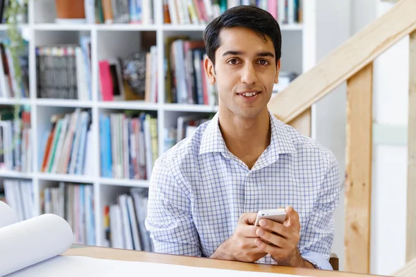 Jovem arquiteto no escritório — Fotografia de Stock