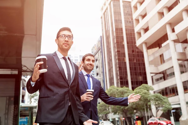 Two young businessmen hailing for a taxi — Stock Photo, Image