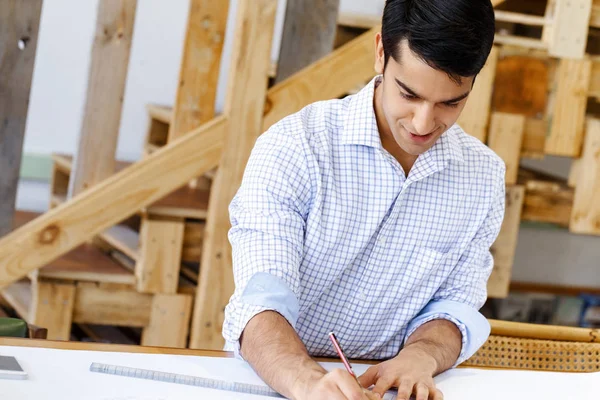 Joven arquitecto en oficina — Foto de Stock