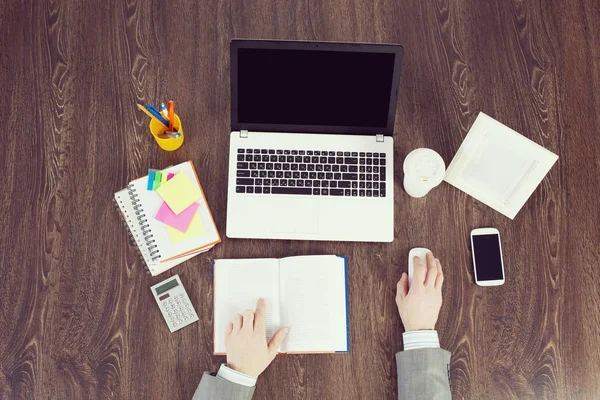 Office werkplek met kantoorbenodigdheden en laptop — Stockfoto