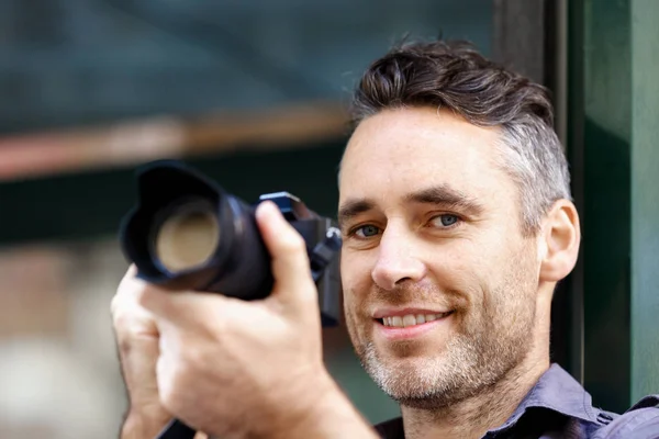 Male photographer taking picture — Stock Photo, Image