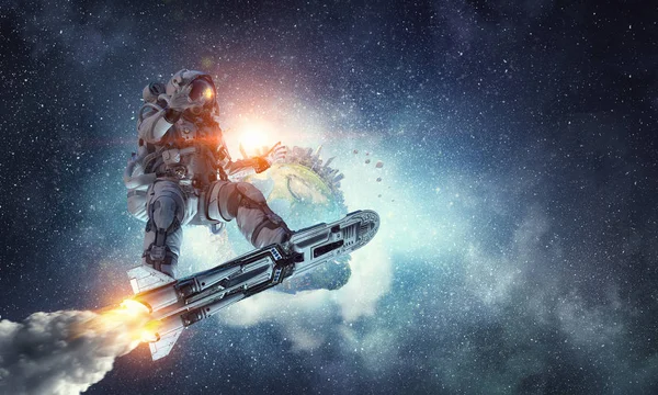 Yönetim Kurulu uçan üzerinde uzay adamı. Karışık teknik