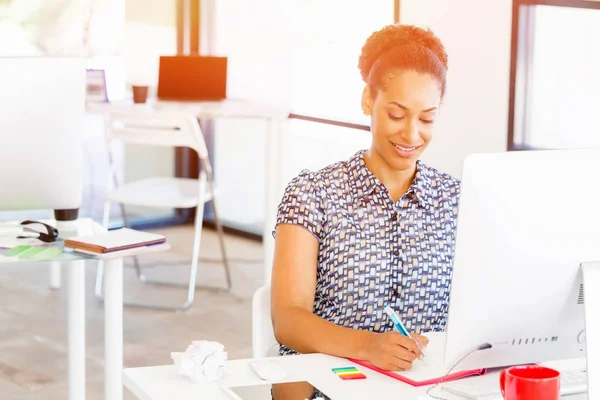 Afro-Amerikan ofis çalışanı iş içinde gülümseyen portresi