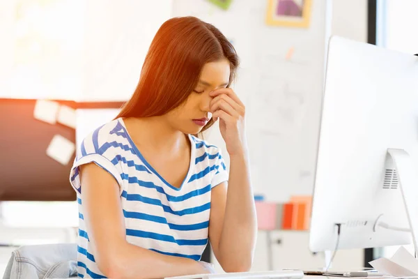 Young woman in office — Stock Photo, Image