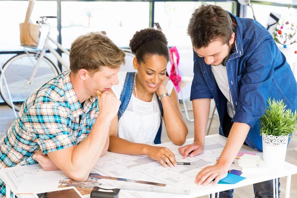 Genç Ofis çalışanları veya bir takım olarak öğrenciler