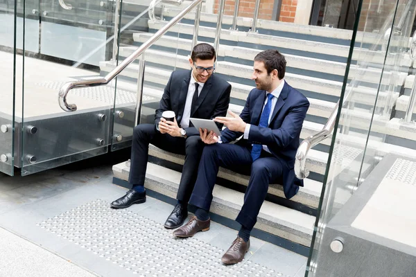 Açık havada konuşurken iki iş adamları