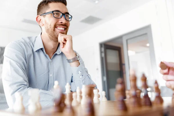 Ung man spelar schack — Stockfoto