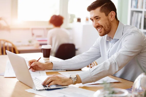 Jonge man in Office — Stockfoto