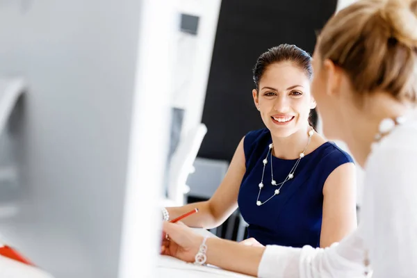 Two female colleagues in office — Stock Photo, Image