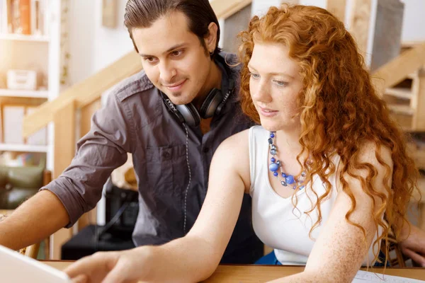 İki genç insan Office