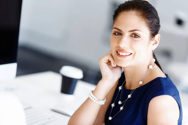 Aantrekkelijke kantoormedewerker aan het bureau — Stockfoto