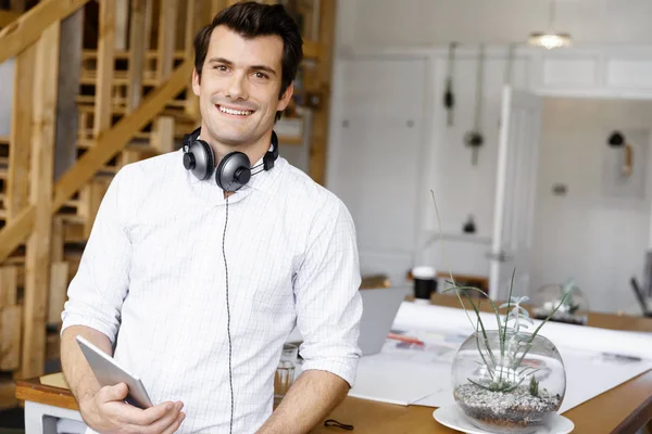 Joven de pie en la oficina creativa — Foto de Stock