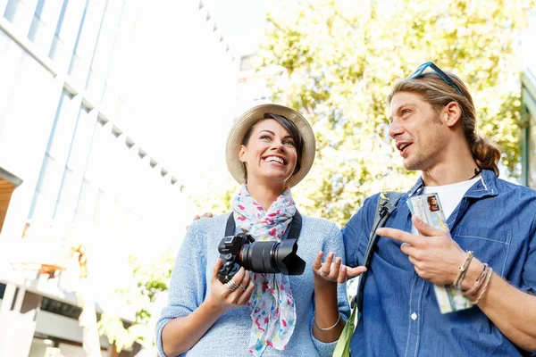 Couple souriant avec la caméra — Photo