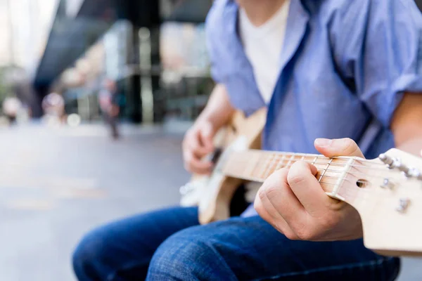 Junge Musikerin mit Gitarre in der Stadt — Stockfoto