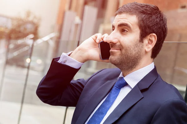 Retrato de homem de negócios bonito Ao ar livre — Fotografia de Stock