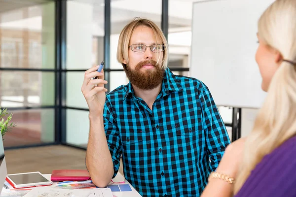 Genç adam ofiste çalışıyor.