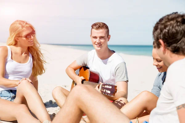 Hermosos jóvenes con guitarra en la playa —  Fotos de Stock