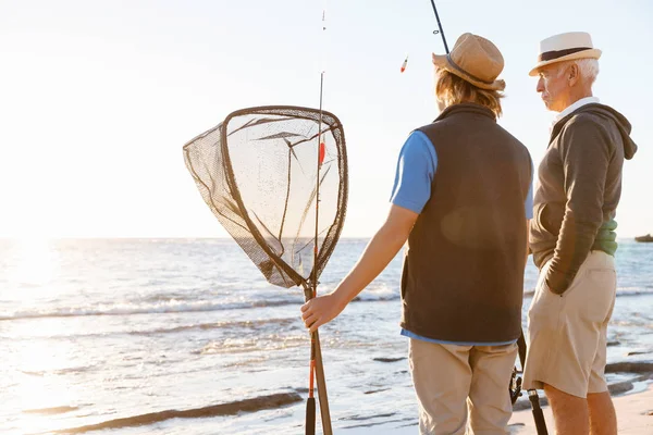 Yaşlı adam torunuyla balık tutuyor.
