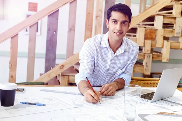 Genç adam mimar ofis