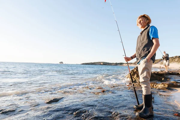 Adolescente ragazzo pesca in mare — Foto Stock