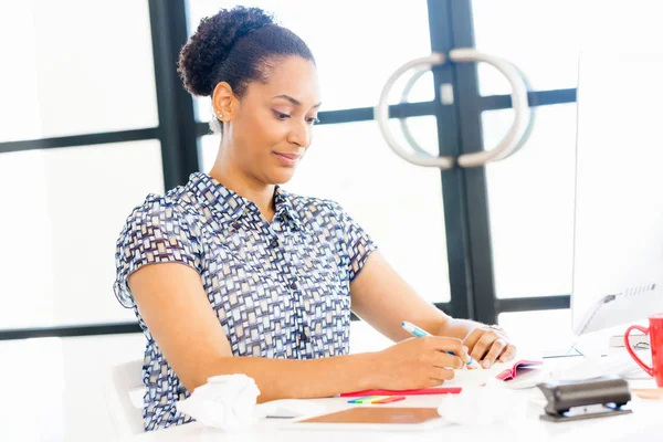 Portrait of smiling afro-american office worker in offfice — Stock Photo, Image