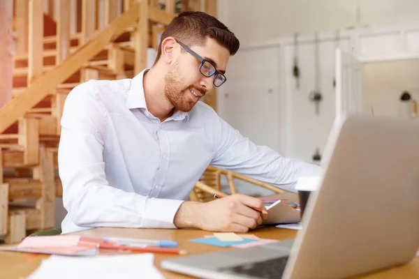 Jonge man in Office — Stockfoto