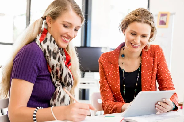Two office workers at the desk — Stock Photo, Image