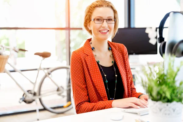 Görevdeki genç bayan.