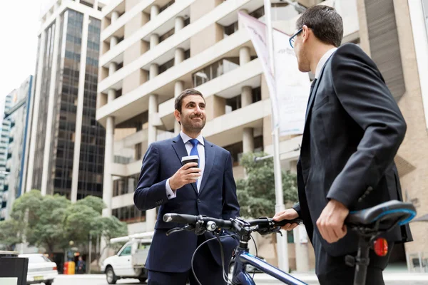 Bisikletli genç işadamları