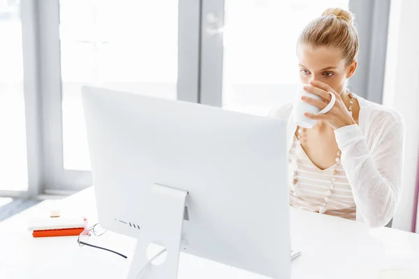 Attractive office worker sitting at desk — Stock Photo, Image