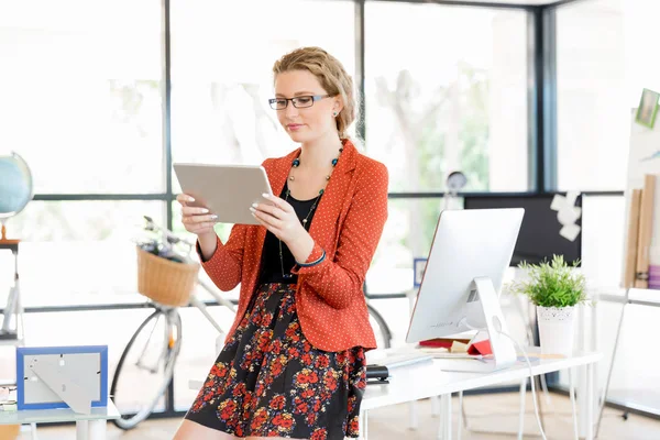 Görevdeki genç bayan.