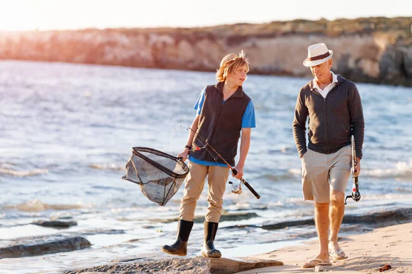 Yaşlı adam torunuyla balık tutuyor.
