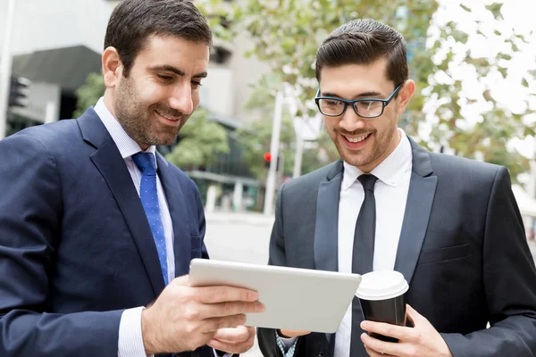 Açık havada konuşurken iki iş adamları