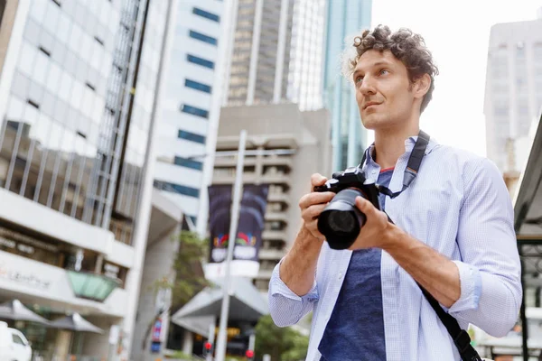 Fotógrafo masculino tomando fotos — Foto de Stock