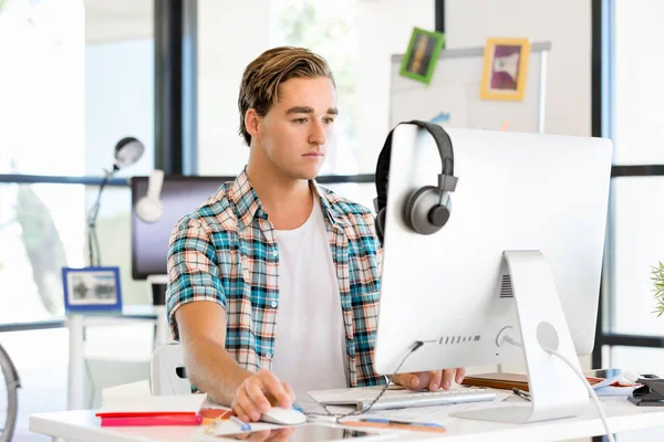 Junger Mann arbeitet im Büro — Stockfoto