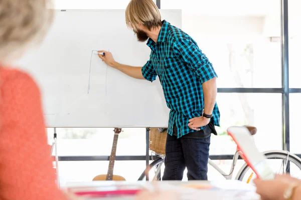 Casual zakenman geven van een presentatie in het kantoor — Stockfoto