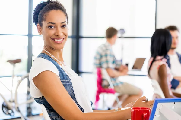 Portrait of smiling afro-american office worker sitting in offfice — Stock Photo, Image