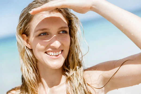 Jonge vrouw op het strand — Stockfoto