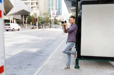 Erkek fotoğrafçı alarak resim