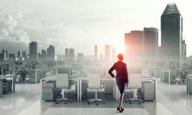 Boş ofiste iş kadını. Karışık teknik